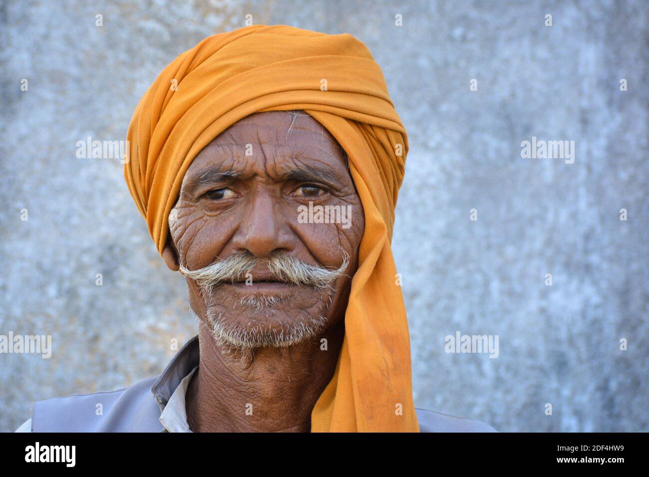 TIKAMGARH, MADHYA PRADESH, INDIA - 23 NOVEMBRE 2020: Ritratto di vecchio indiano non identificato nel loro villaggio. Foto Stock