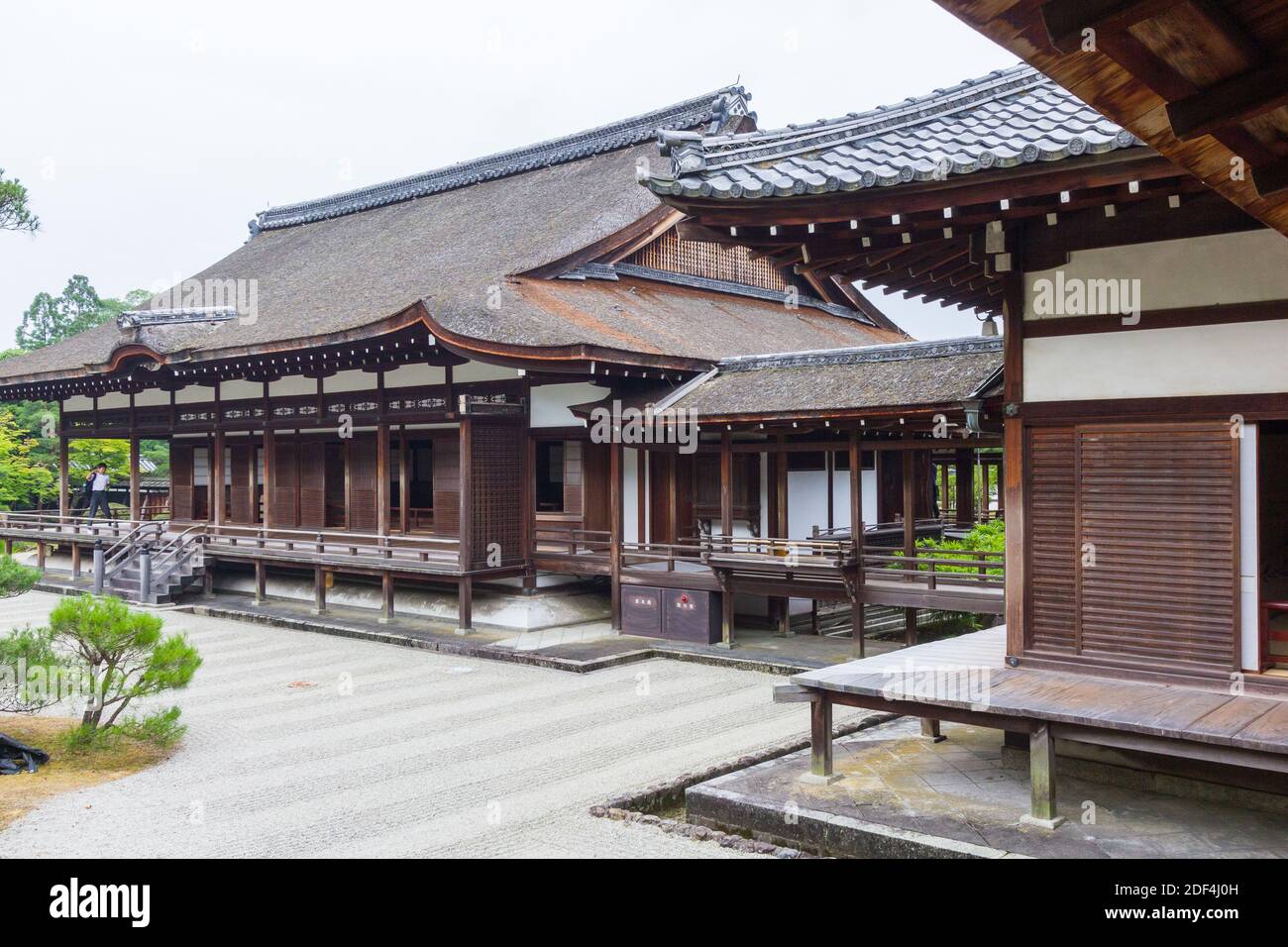 Strutture storiche all'interno dei giardini del Tempio Ninnaji a Kyoto, Giappone Foto Stock