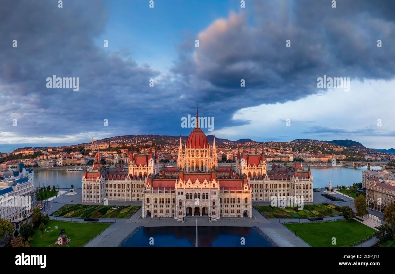 Uinique foto sull'edificio del Parlamento ungherese. Fantastico paesaggio urbano mattutino con l'edificio del governo ungherese e il fiume Danubio sul retro Foto Stock