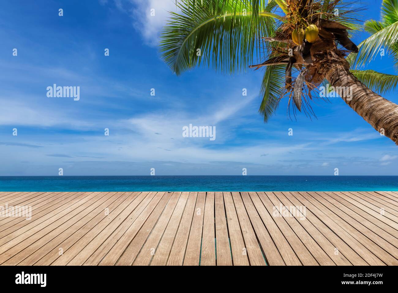 Spiaggia tropicale Sunny con pavimento in legno, palme e il mare turchese sull'isola Paradise. Foto Stock