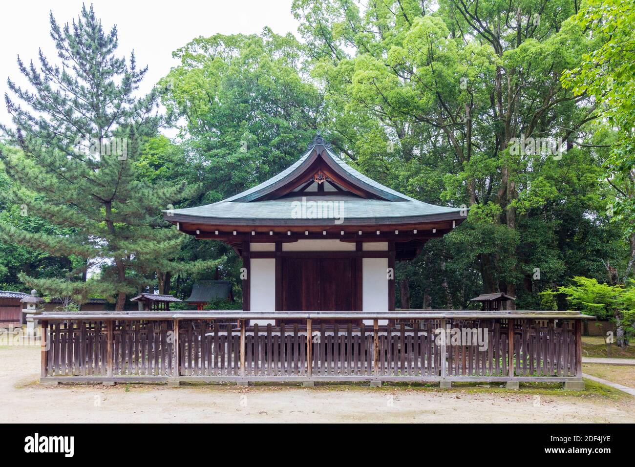 Strutture storiche all'interno dei giardini del Tempio Ninnaji a Kyoto, Giappone Foto Stock