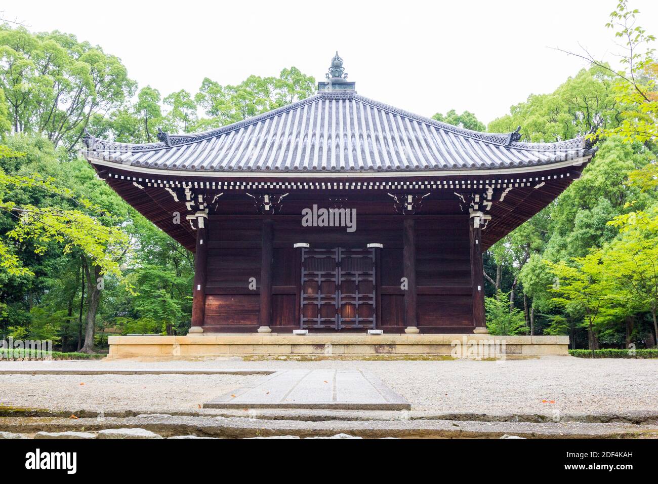 Strutture storiche all'interno dei giardini del Tempio Ninnaji a Kyoto, Giappone Foto Stock