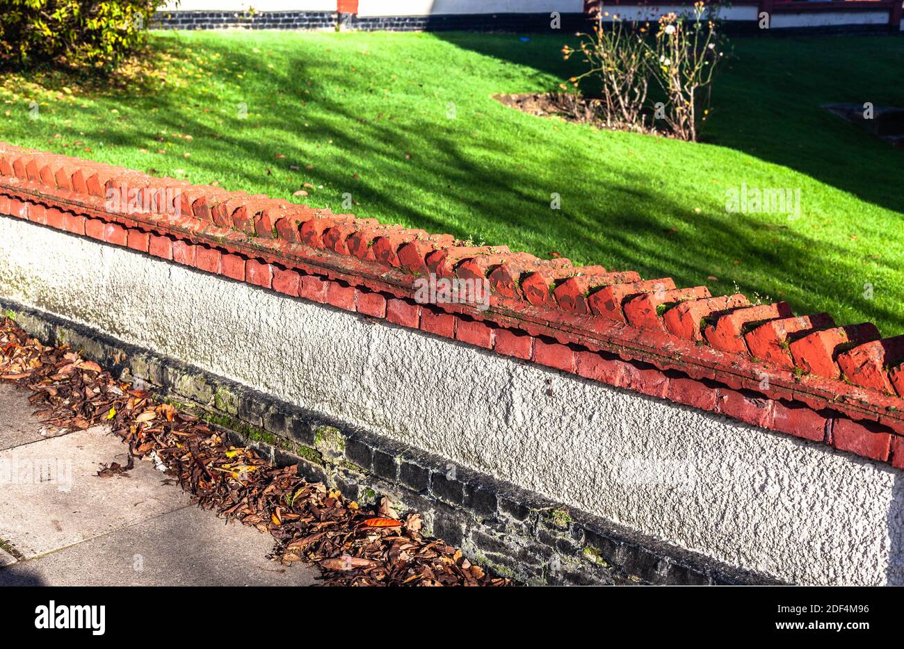 Una parete anteriore del giardino con la copertura dei mattoni. Foto Stock