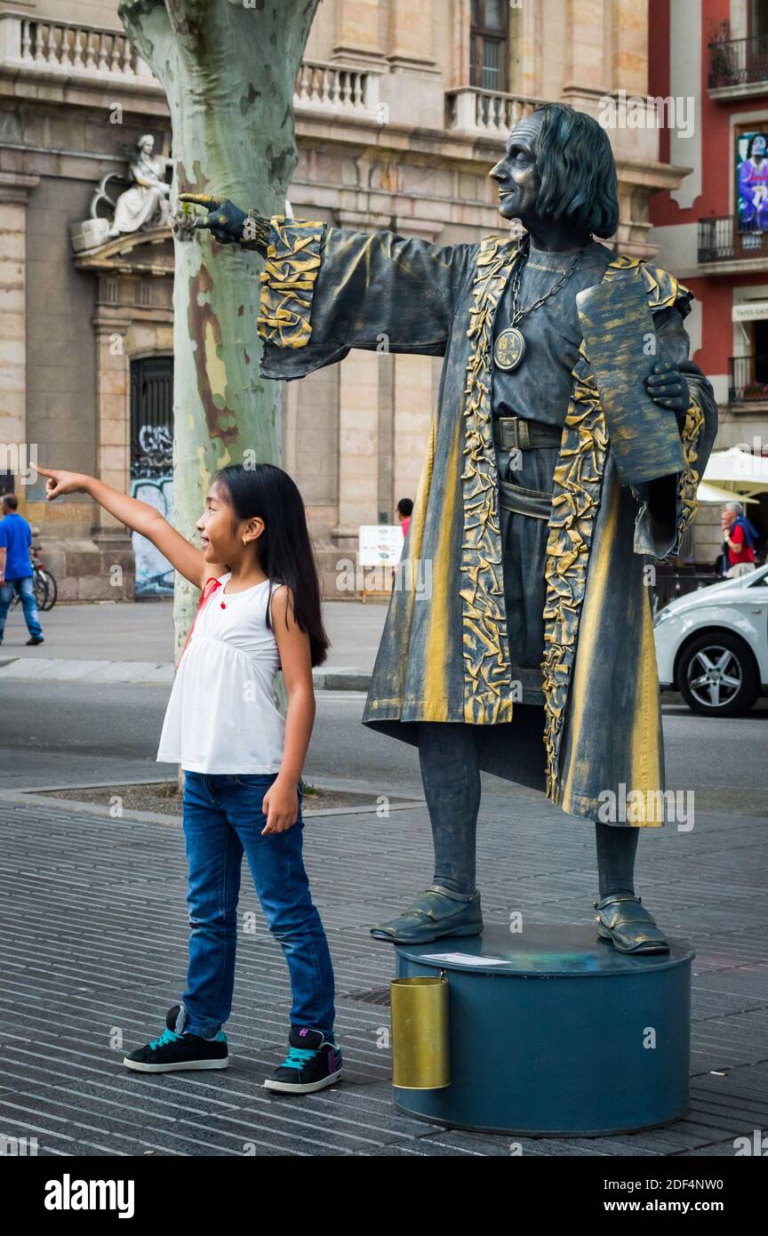 Barcellona, Spagna - 24 giugno 2013: Statua umana vestita come Cristoforo Colombo con bambina asiatica che si esibisce sulla Rambla. Foto Stock