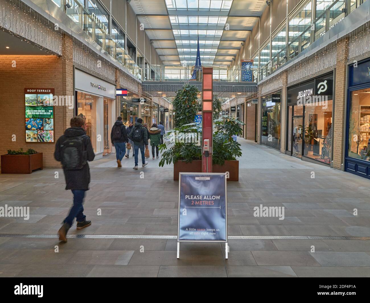 Decorazioni natalizie al centro commerciale Westgate, Oxford, Inghilterra, durante il blocco nazionale causato dall'epidemia di covid-19, novembre-dicembre 2020. Foto Stock