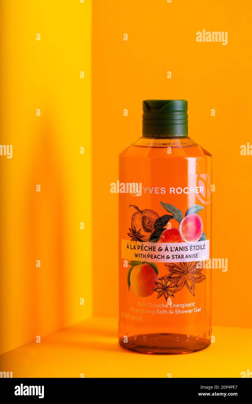 Praga, Repubblica Ceca - 30 Novembre, 2020: Yves Rocher energizzante bagno e doccia gel - Peach e Star Anice. Foto Stock