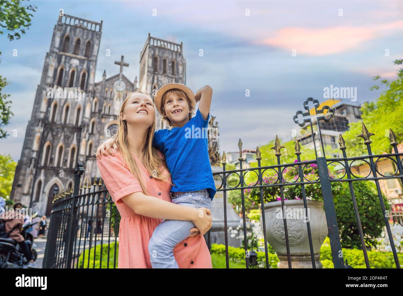 Giovani turisti di mamma e figlio sullo sfondo della Cattedrale di San Giuseppe ad Hanoi. Il Vietnam riapre dopo la quarantena del coronavirus COVID 19 Foto Stock