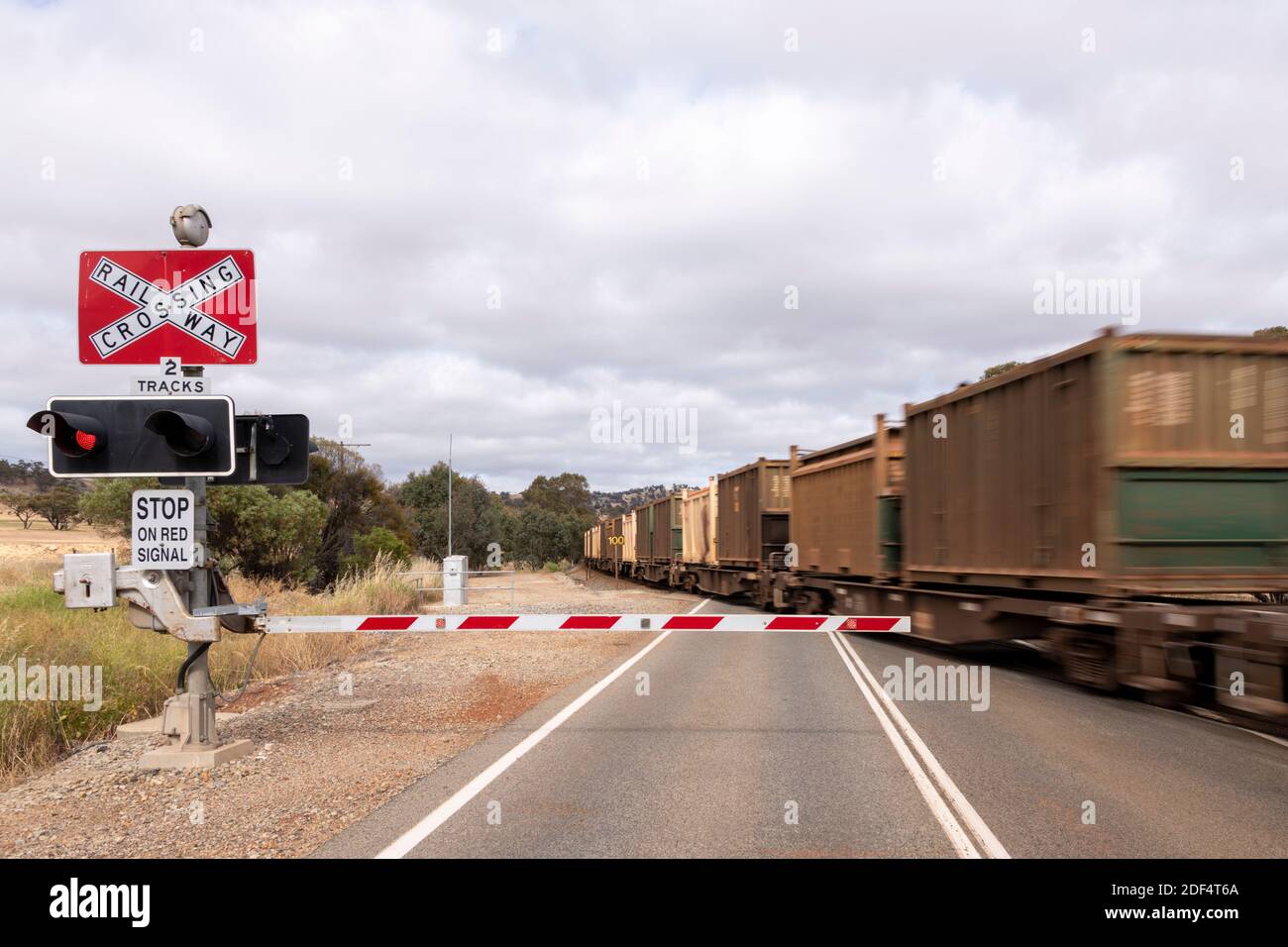 Il treno merci attraversa l'autostrada vicino a Toodyay. Foto Stock