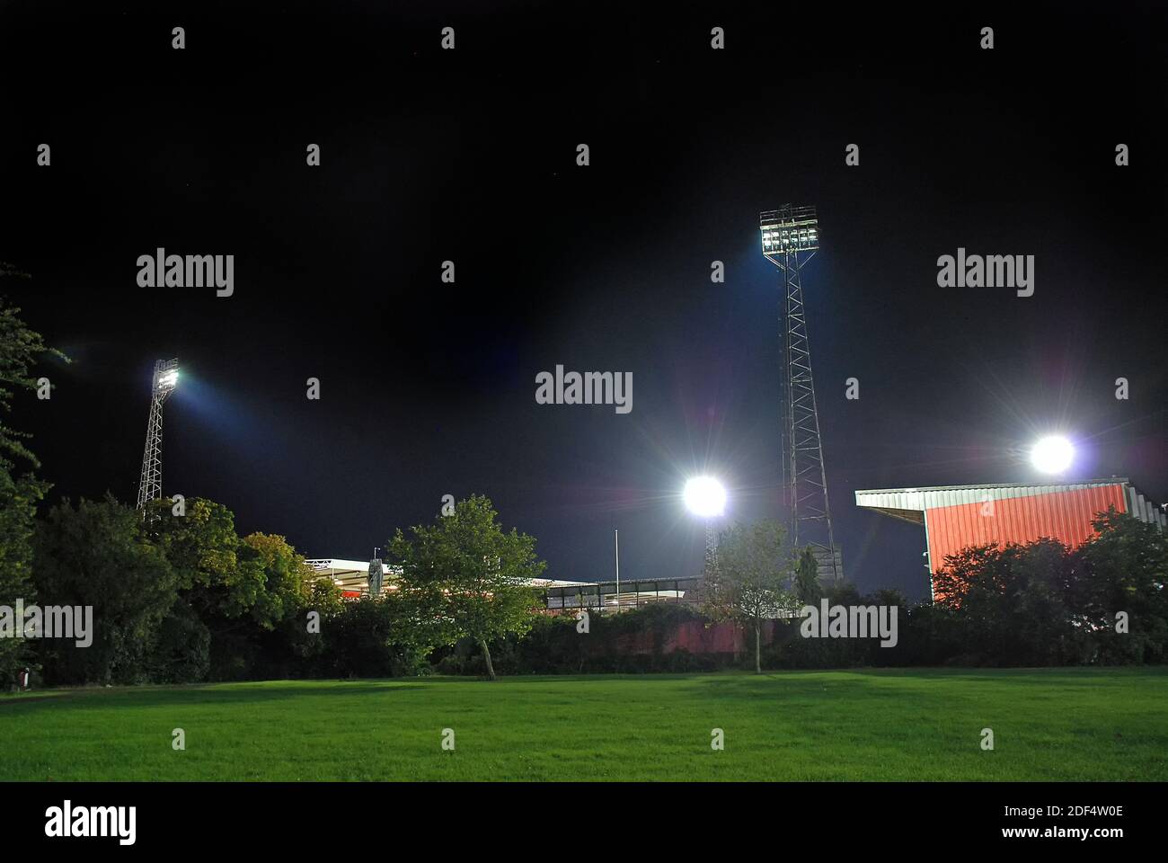 Giocare sotto i riflettori del County Ground a Swindon, Wiltshire Foto Stock