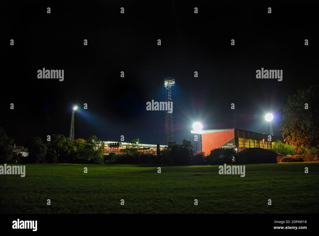 Giocare sotto i riflettori del County Ground a Swindon, Wiltshire Foto Stock