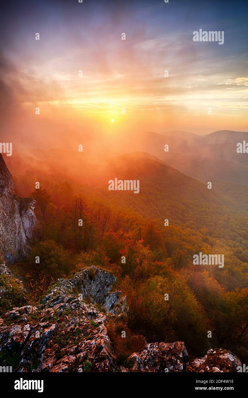 Bella estate paesaggio di montagna con il sole all'alba Foto Stock