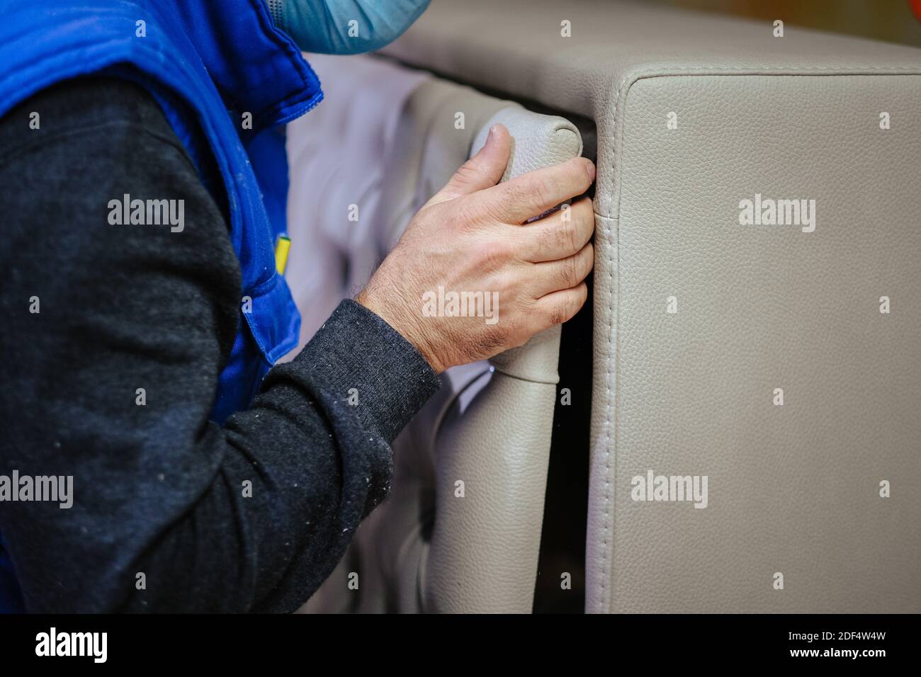 Un colpo closeup del lavoratore che installa la testata con i rhinestones Foto Stock