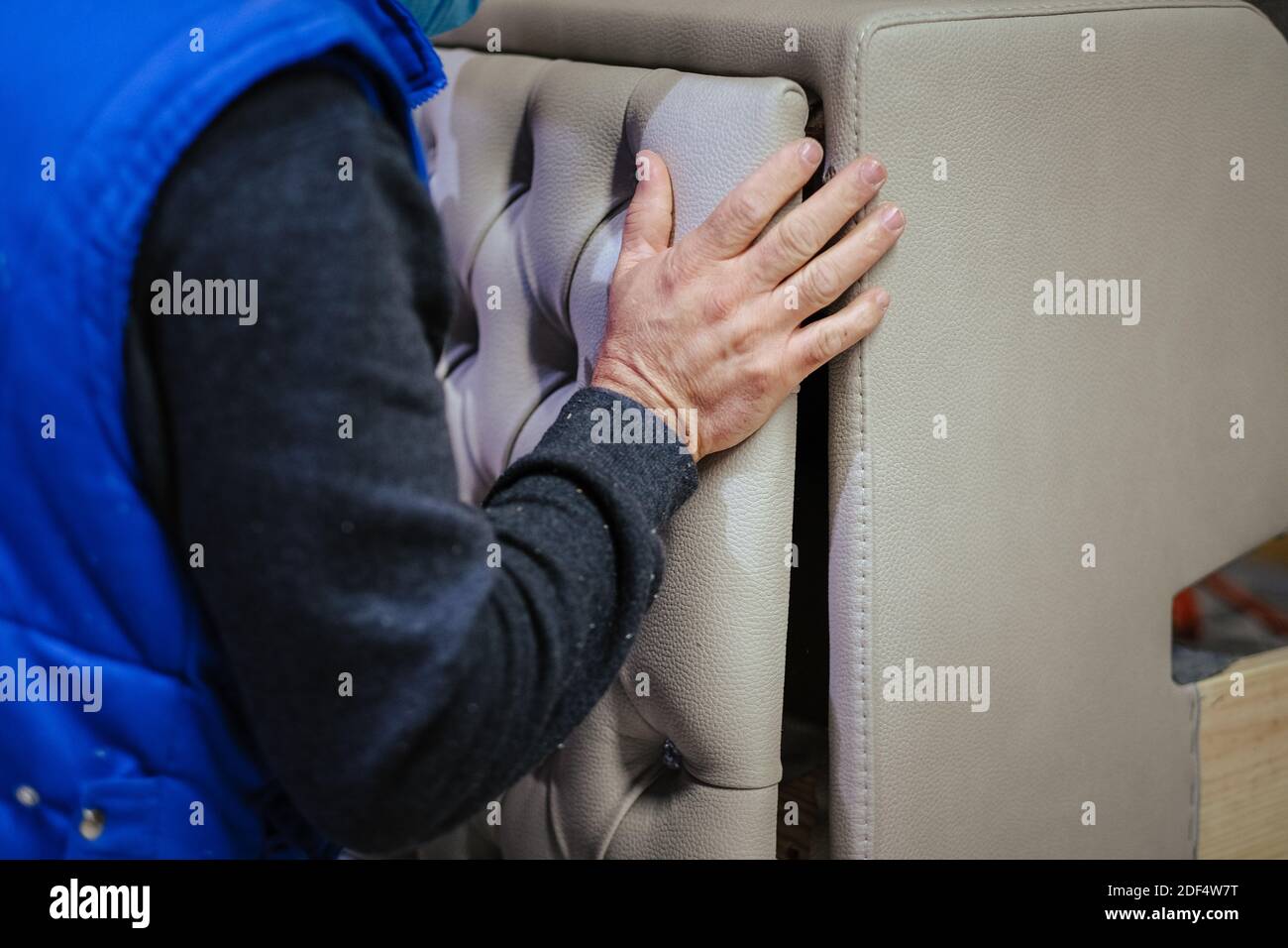 Un colpo closeup del lavoratore che installa la testata con i rhinestones Foto Stock