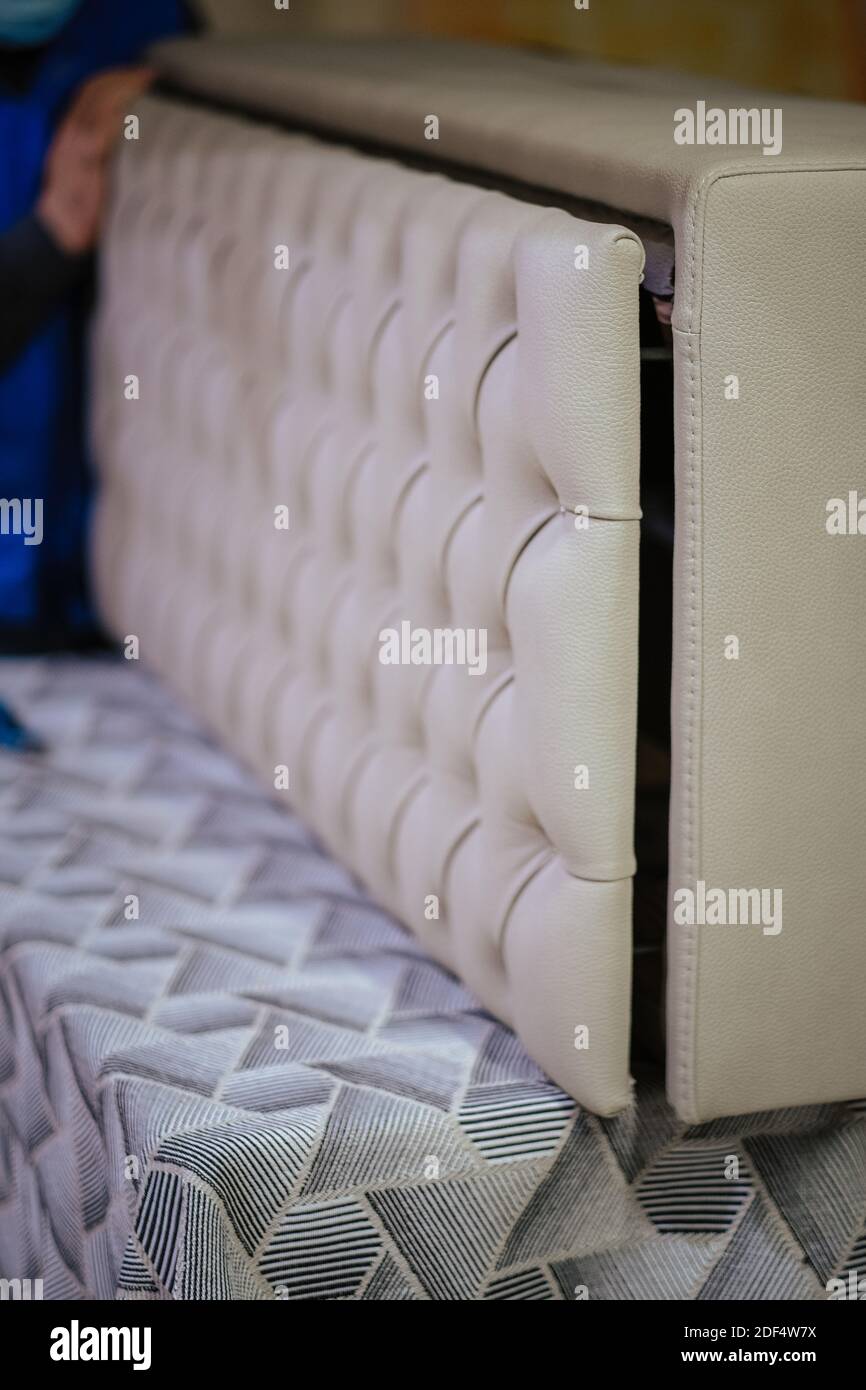 Un colpo verticale del lavoratore che installa la testata con i rhinestones Foto Stock