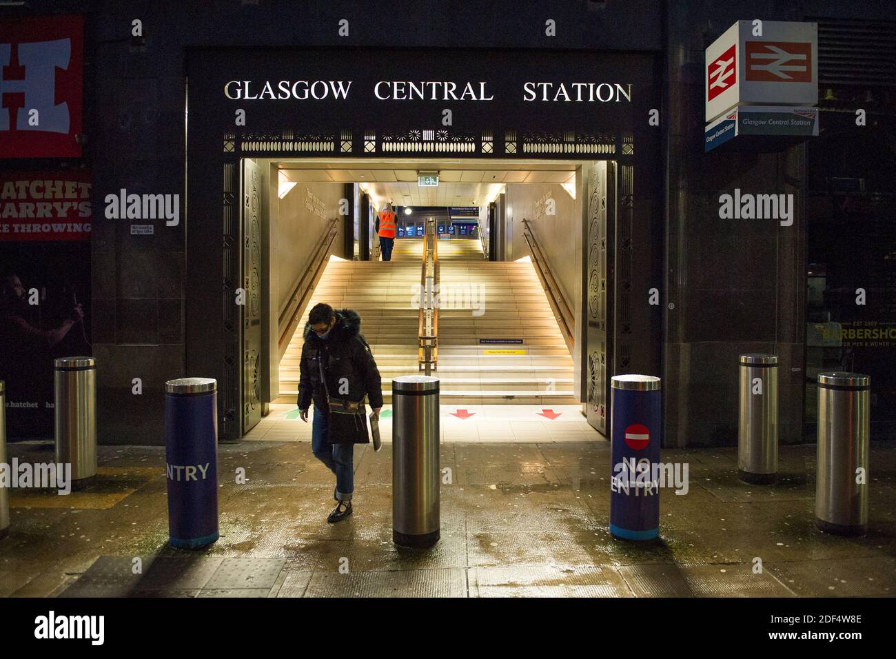 Glasgow, Scozia, Regno Unito. 3 dicembre 2020. Nella foto: Stazione centrale di Glasgow. Scene nel centro di Glasgow in quello che dovrebbe essere un tempo occupato con pendolari in luoghi, la prima neve è caduta durante la notte il centro della città è neve ionica libera), tuttavia questo ha avuto un impatto sul viaggio rendendo il centro della città molto tranquilla e vuoto. Credit: Colin Fisher/Alamy Live News Foto Stock