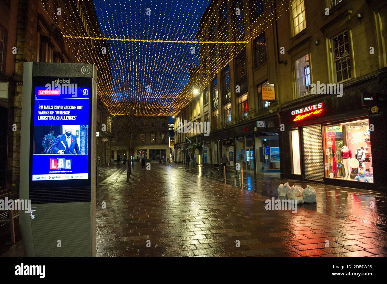 Glasgow, Scozia, Regno Unito. 3 dicembre 2020. Nella foto: Gordon Street con un avviso dal vivo da parte di LBC, "PM SI AFFRETTA a VACCINARE COVID MA AVVERTE DELLE scene di ‘IMMENSE SFIDE LOGISTICHE' nel centro di Glasgow in quello che dovrebbe essere un momento di lavoro con i pendolari che vanno in luoghi, la prima neve è caduta durante la notte il centro della città è neve di ioni libera) tuttavia questo ha avuto un impatto sul viaggio rendendo il centro della città molto tranquillo e vuoto. Credit: Colin Fisher/Alamy Live News Foto Stock