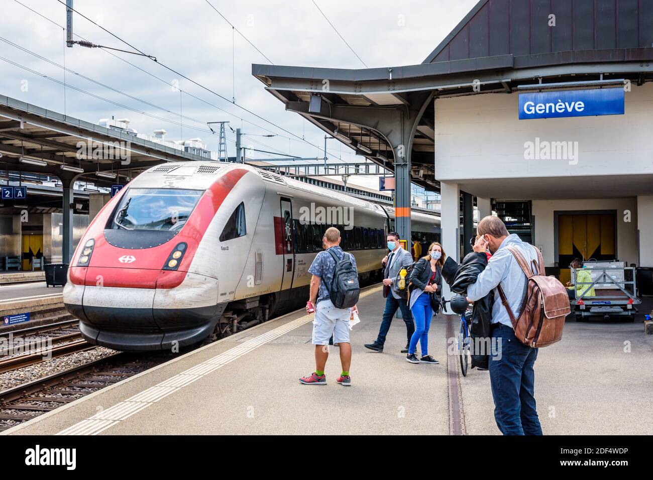 I passeggeri si preparano a salire a bordo di un treno ad alta velocità InterCity presso la stazione di Ginevra Cornavin. Foto Stock