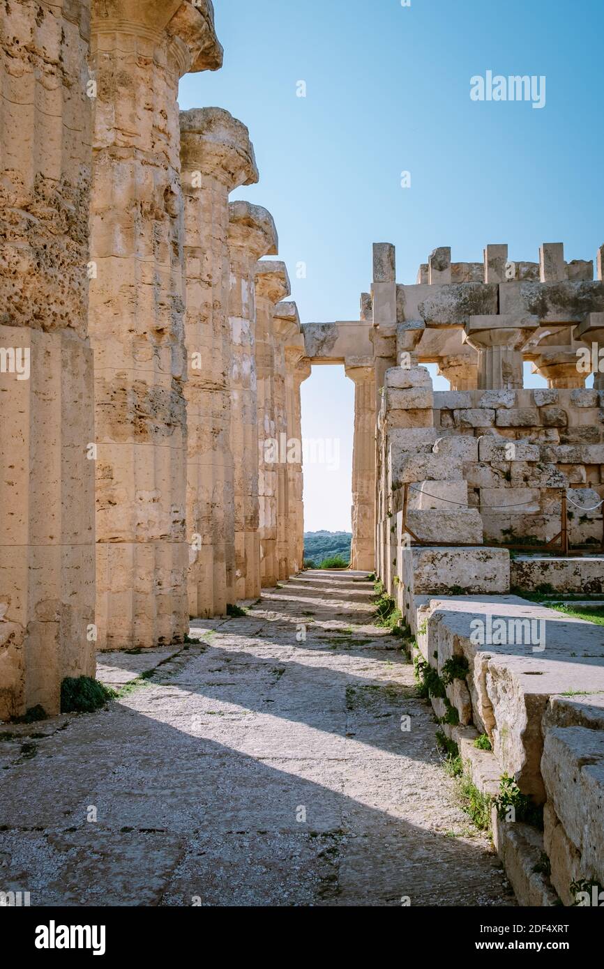 Templi greci a Selinunte, vista sul mare e rovine di colonne greche nel Parco Archeologico di Selinunte Sicilia Italia Foto Stock