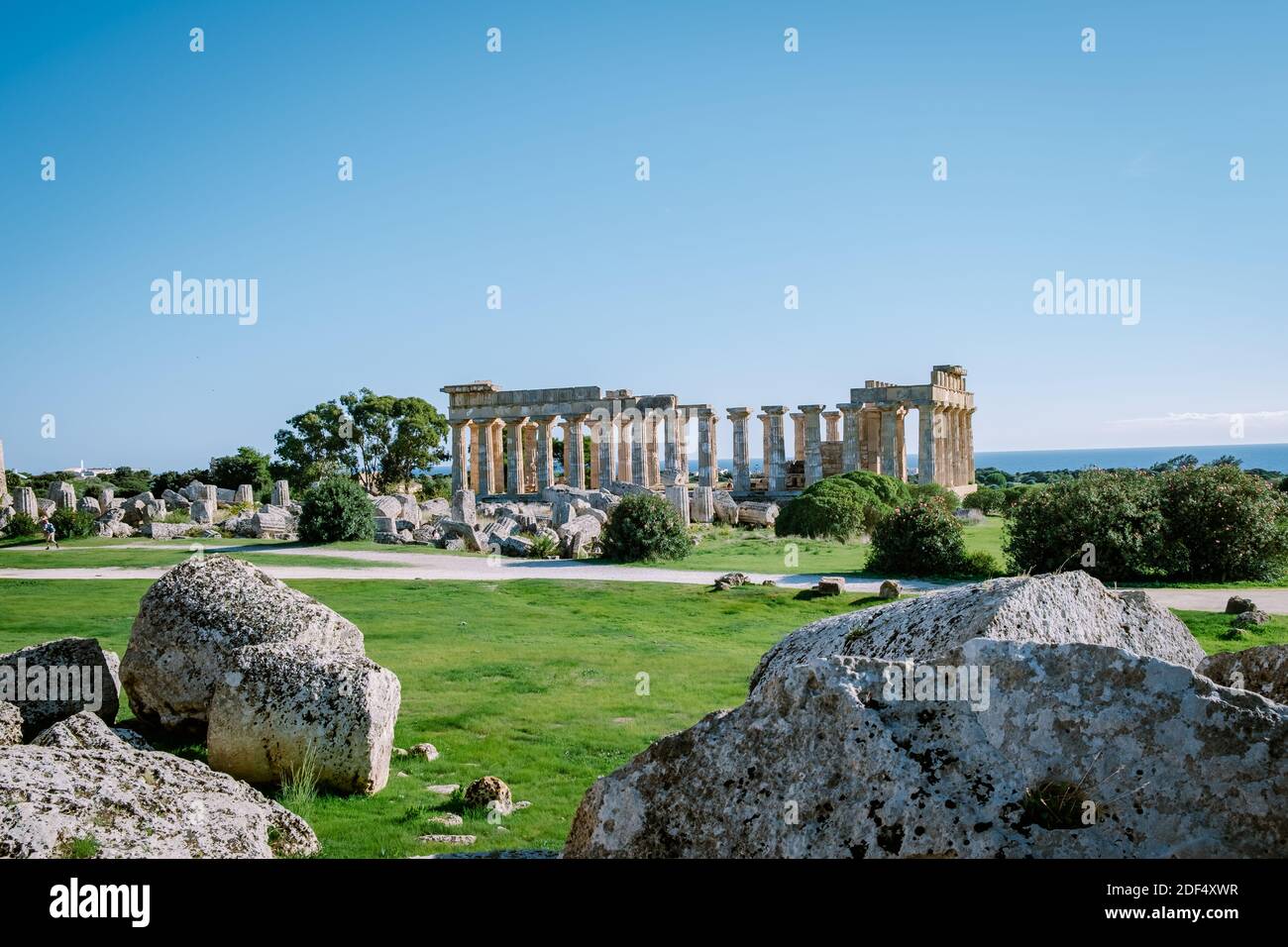 Templi greci a Selinunte, vista sul mare e rovine di colonne greche nel Parco Archeologico di Selinunte Sicilia Italia Foto Stock