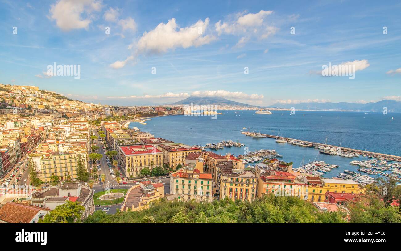 Uno dei paesaggi più incantevoli d'Italia, il Golfo di Napoli e il Vesuvio  sono famosi in tutto il mondo. Qui il golfo visto da Posillipo Foto stock -  Alamy