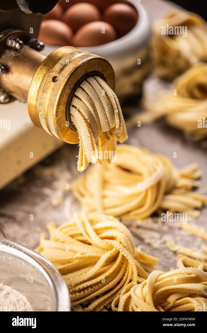 Immagini Stock - Processo Di Produzione Di Pasta Fresca. Macchina Della  Pasta Di Doughfrom Isolata Su Bianco. Image 98220131