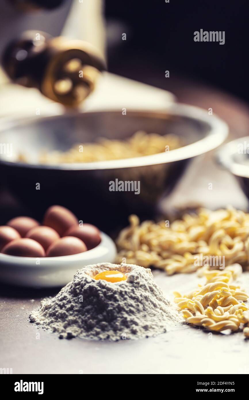 Uova, farina e pasta appena sfornata su fondo scuro. Foto Stock
