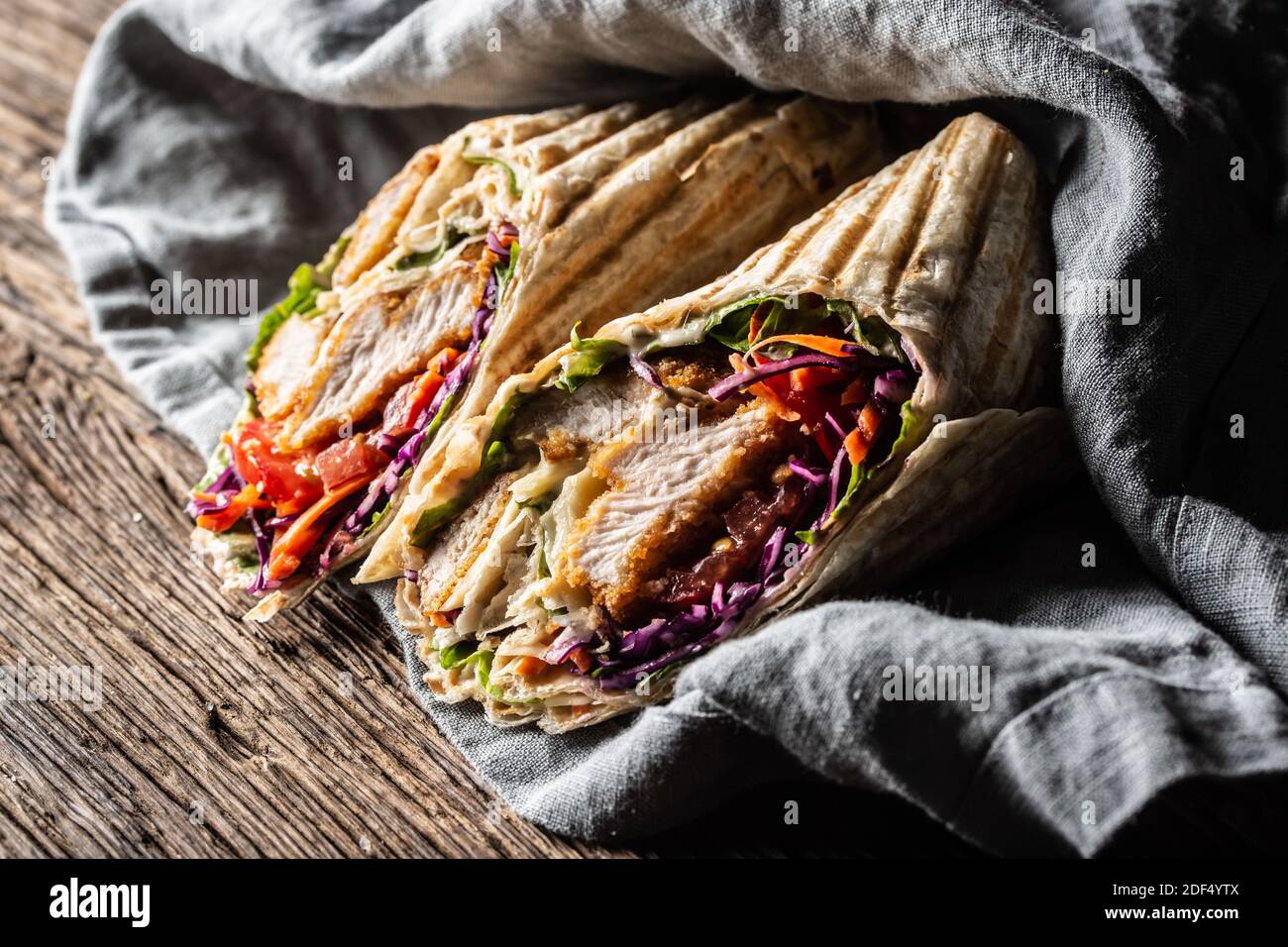 Tortilla alla griglia a fette ripieni di carne e verdure. Foto Stock