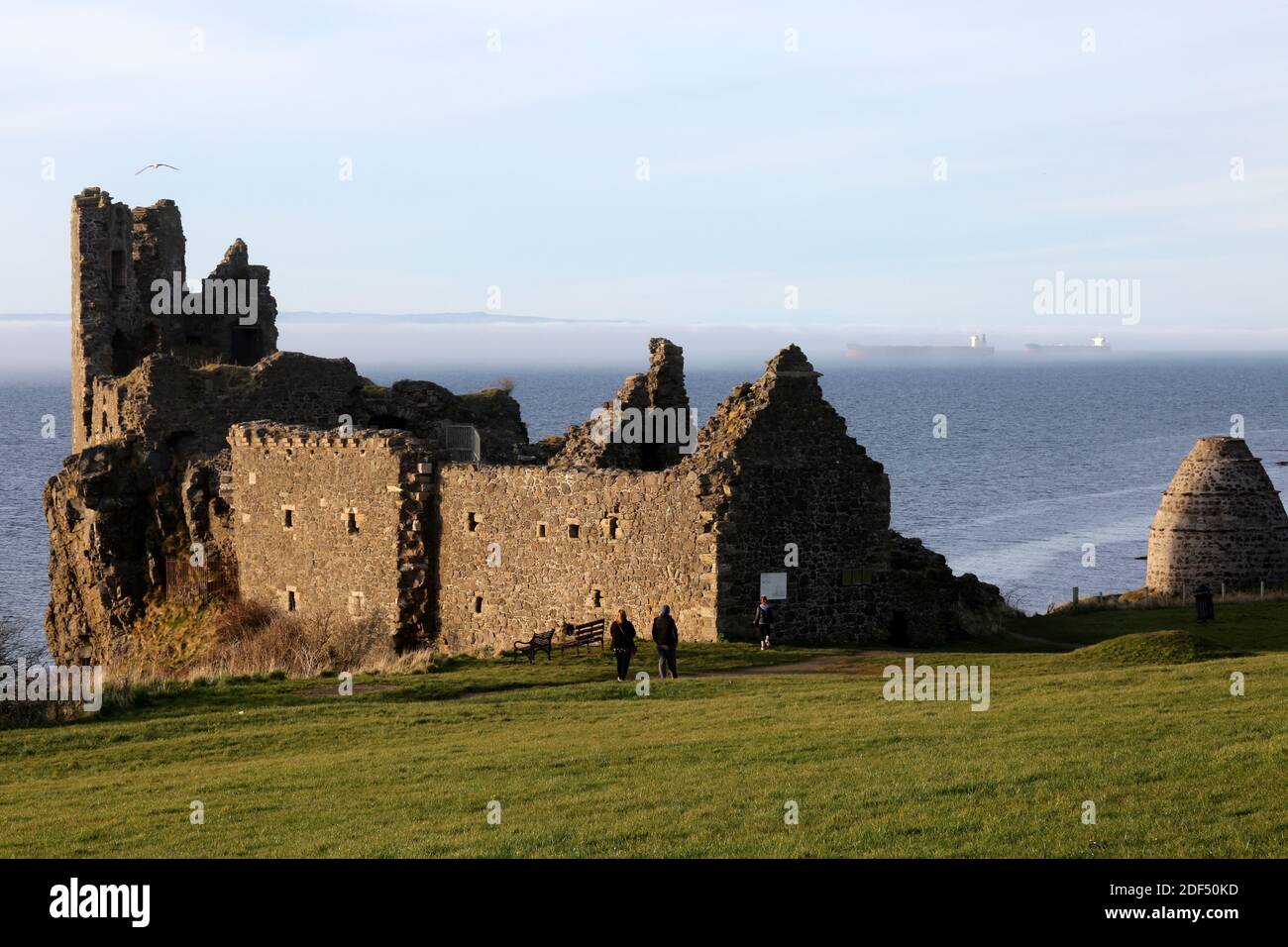 Dunure Castle, Dunure, Ayrshire, Scozia, Regno Unito. Dunure fu l'antica sede della famiglia Kennedy, tradizionalmente signori di Carrick e, infine, conti di Cassillis. Foto Stock