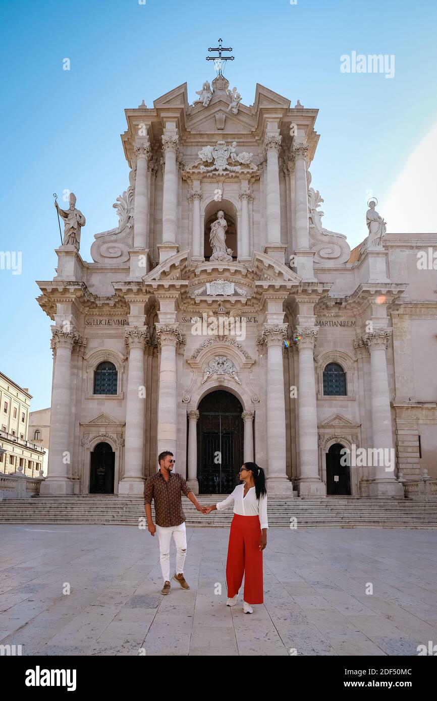 Coppia di uomini e donne in viaggio di città, Ortigia a Siracusa Sicilia Italia al mattino. Viaggi Fotografia da Siracusa, Italia sull'isola di Sicilia. Foto Stock