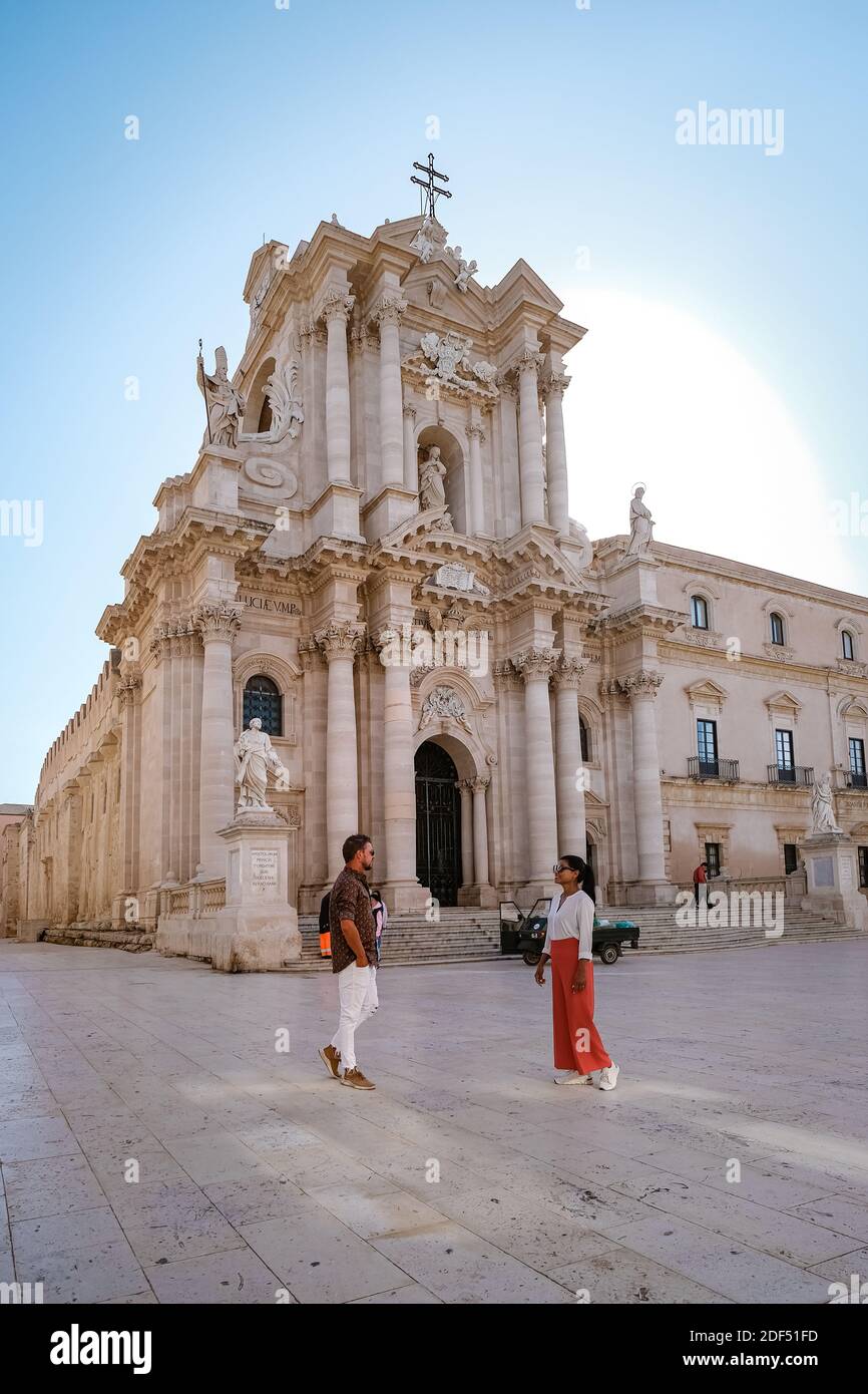 Coppia di uomini e donne in viaggio di città, Ortigia a Siracusa Sicilia Italia al mattino. Viaggi Fotografia da Siracusa, Italia sull'isola di Sicilia. Foto Stock