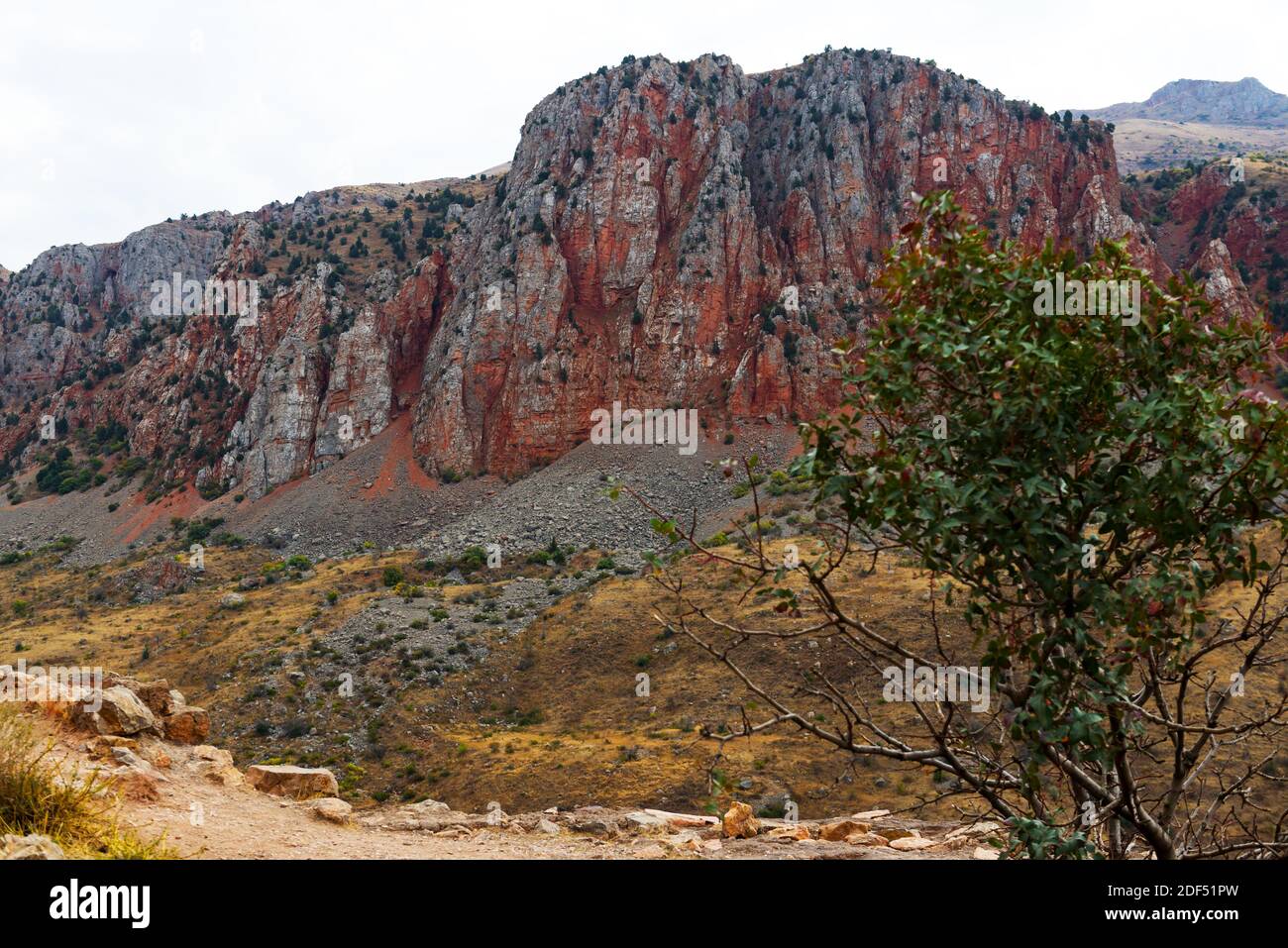 Foto del bellissimo rosso infuocato Montagne e rocce in Armenia Foto Stock