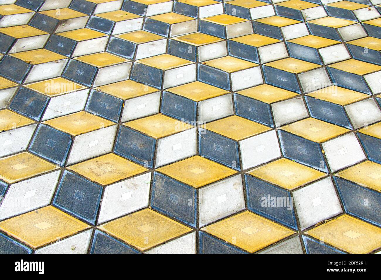 Geometria cubi pavimento ottico illusione nel parco di Tbilisi. Sfondo della figura geometrica. Giallo e nero. Foto Stock