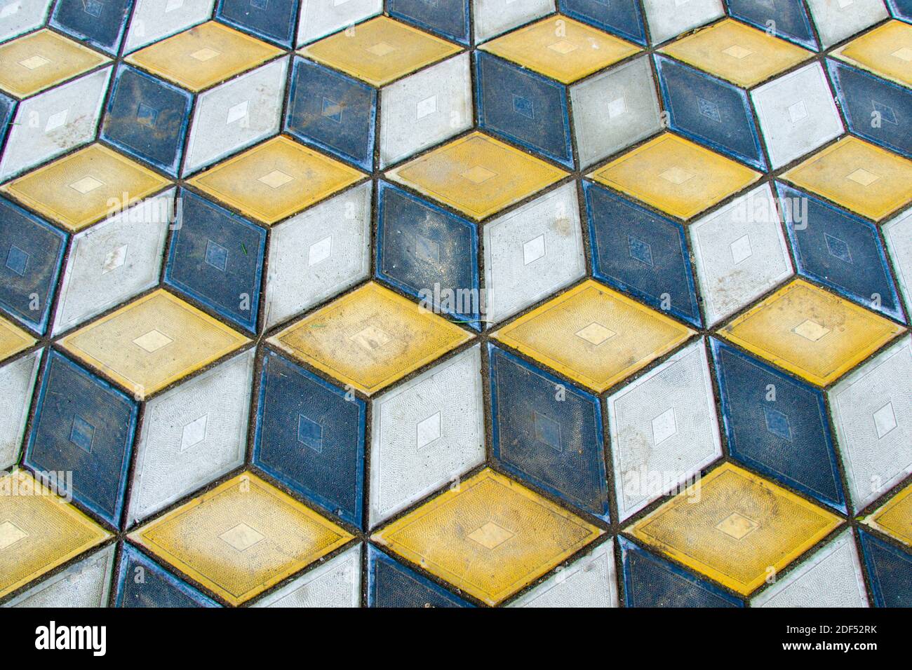 Geometria cubi pavimento ottico illusione nel parco di Tbilisi. Sfondo della figura geometrica. Giallo e nero. Foto Stock