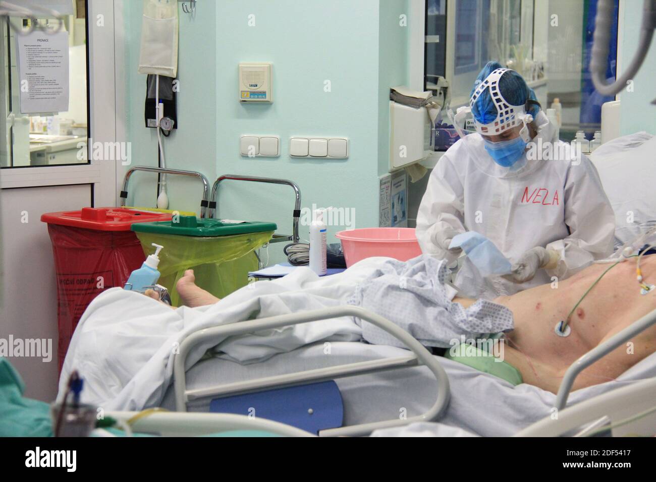 Ospedale universitario Kralovske Vinohrady, Praga. 2 dicembre 2020. La Czechia ha visto 4,563 nuovi casi COVID mercoledì 2 dicembre 2020, circa 400 in meno rispetto all'ultimo mercoledì, l'indice di rischio di infezione è stato di 57 su scala 0-100 per 11 giorni. Dipartimento di anestesiologia e rianimazione per pazienti con malattia COVID-19 presso l'Ospedale Universitario Kralovske Vinohrady, Praga, Repubblica Ceca, 2 dicembre 2020. Credit: Martin Weiser/CTK Photo/Alamy Live News Foto Stock