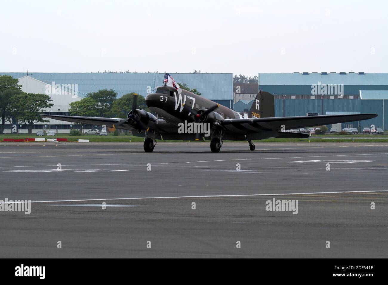 WW2 Dakota Whiskey 7 all'aeroporto Prestwick di Glasgow, Ayrshire, Scozia, in viaggio verso il 70° anniversario dello sbarco in Normandia. Il C-47 del National Warplane Museum "Whiskey 7" ha fatto il viaggio in Francia per il 70° anniversario del D-Day. Foto Stock