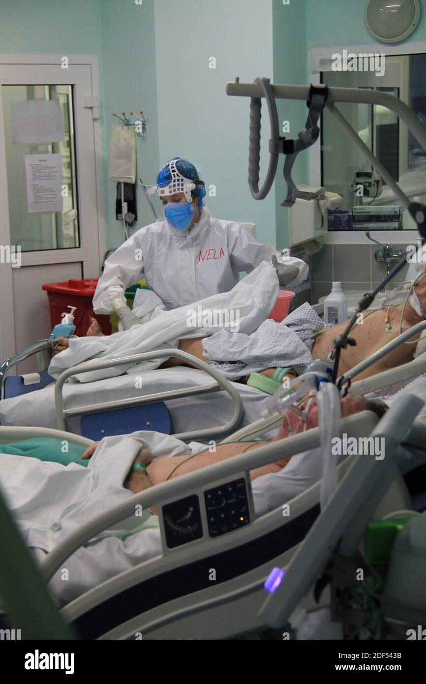 Ospedale universitario Kralovske Vinohrady, Praga. 2 dicembre 2020. La Czechia ha visto 4,563 nuovi casi COVID mercoledì 2 dicembre 2020, circa 400 in meno rispetto all'ultimo mercoledì, l'indice di rischio di infezione è stato di 57 su scala 0-100 per 11 giorni. Dipartimento di anestesiologia e rianimazione per pazienti con malattia COVID-19 presso l'Ospedale Universitario Kralovske Vinohrady, Praga, Repubblica Ceca, 2 dicembre 2020. Credit: Martin Weiser/CTK Photo/Alamy Live News Foto Stock