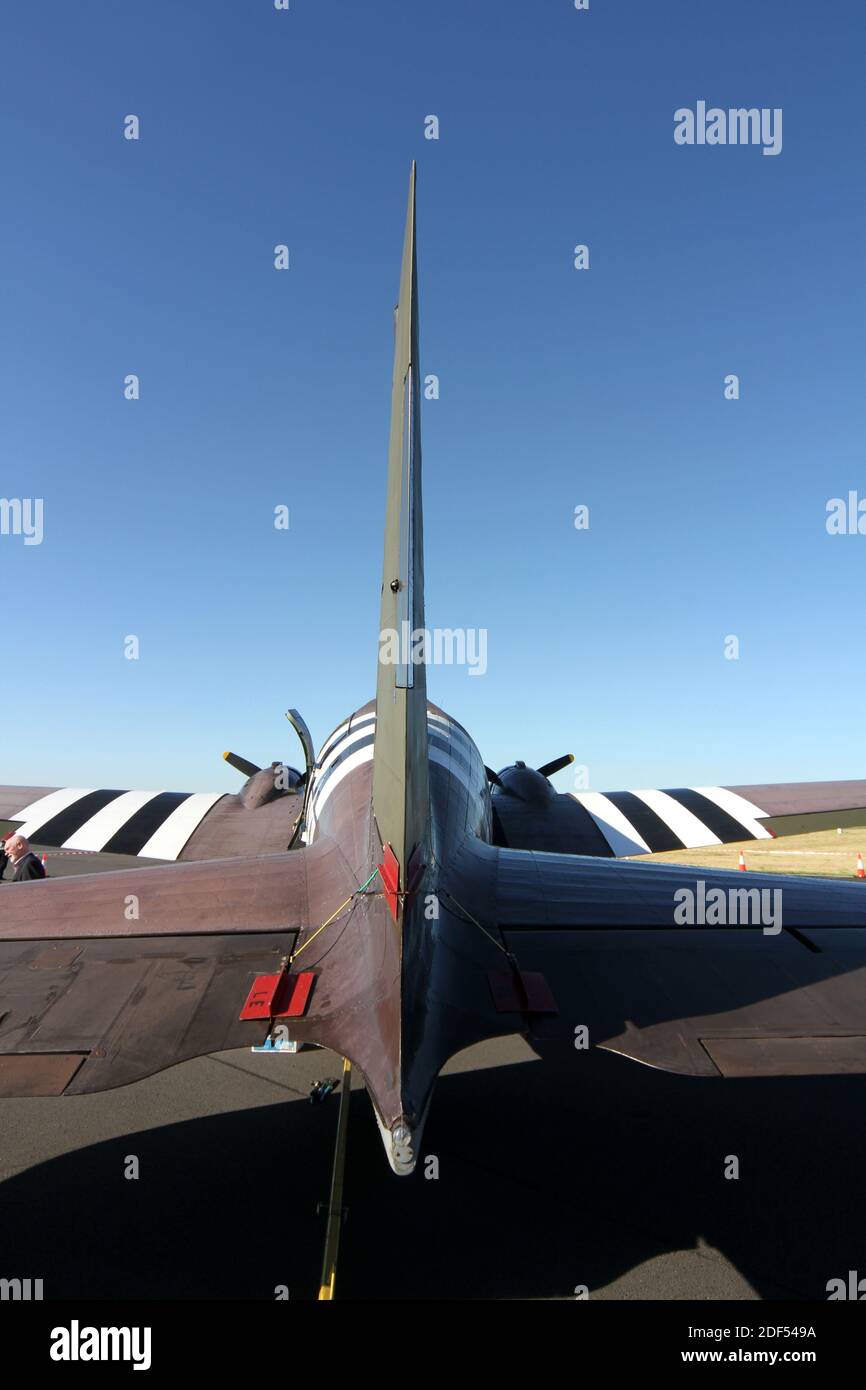 WW2 Dakota Whiskey 7 all'aeroporto Prestwick di Glasgow, Ayrshire, Scozia, in viaggio verso il 70° anniversario dello sbarco in Normandia. Il C-47 del National Warplane Museum "Whiskey 7" ha fatto il viaggio in Francia per il 70° anniversario del D-Day. Foto Stock