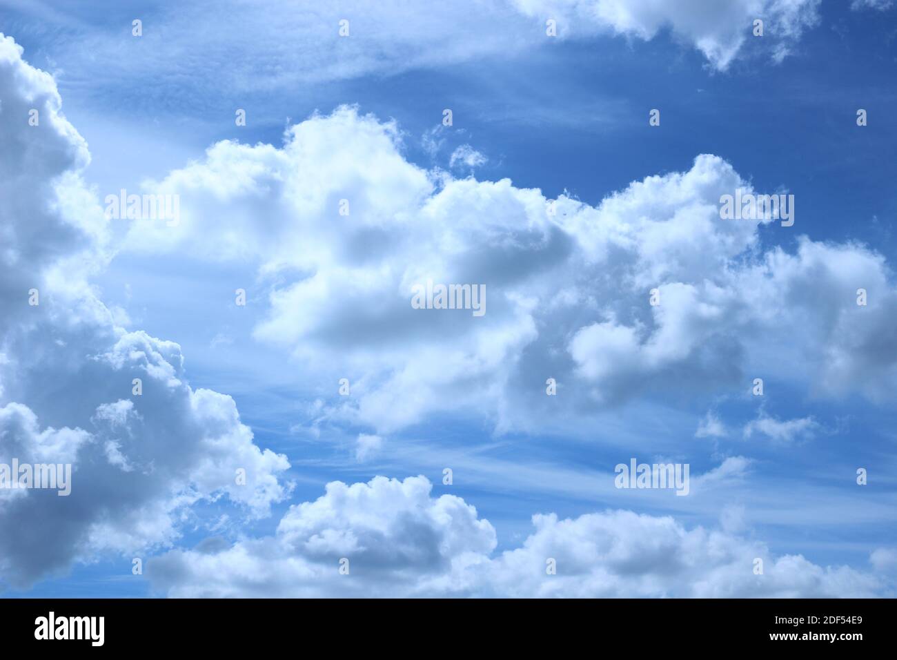 Cielo blu chiaro con soffici nuvole Foto Stock