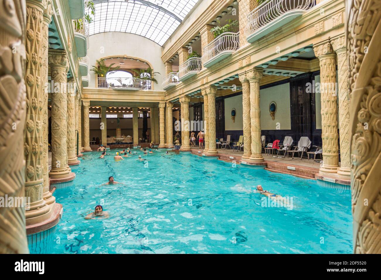 Le persone che nuotano nelle Terme di Gellért, Budapest, Ungheria, Europa Foto Stock