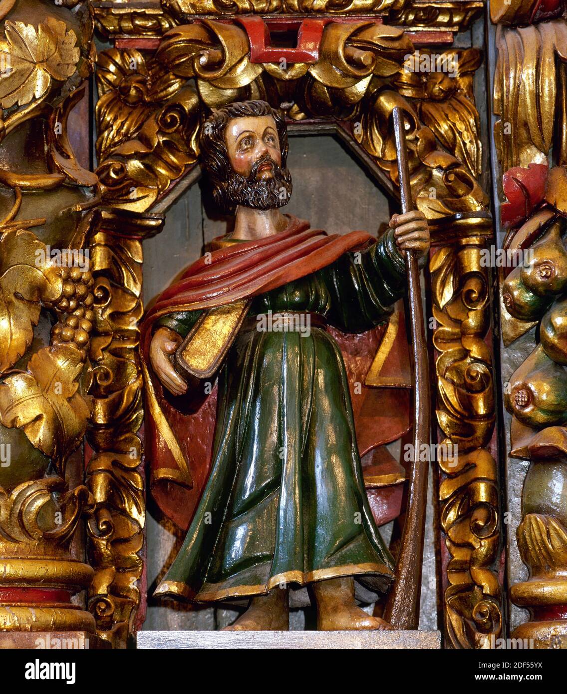 Spagna, Galizia, Provincia di la Coruña, San Andres de Teixido (Santo Andre de Teixido). Santuario. Pala d'altare barocca, XVIII secolo, sull'altare maggiore, di Miguel Lopez de la Peña. Immagine di uno dei dodici apostoli raffigurati. Foto Stock