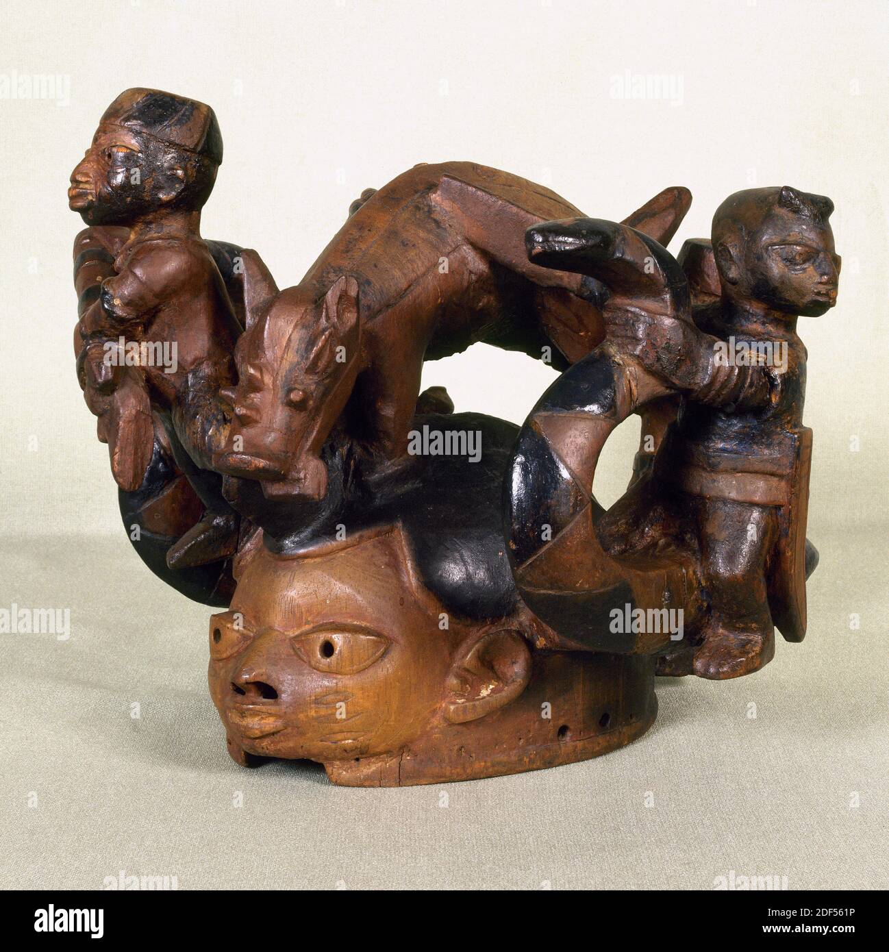 Regni neri africani. Yoruba. Maschera antropomorfa. Legno scolpito e dipinto. Usato nel rito del gelede. Africa. Museo di Etnologia e culture del mondo. Barcellona. Catalogna. Spagna. Foto Stock