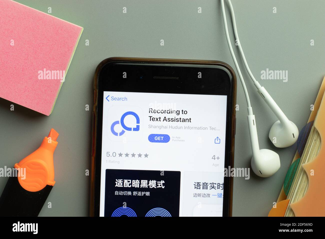 New York, USA - 1 dicembre 2020: Icona dell'app mobile registrazione su Assistente di testo sullo schermo del telefono vista dall'alto, editoriale illustrativo. Foto Stock