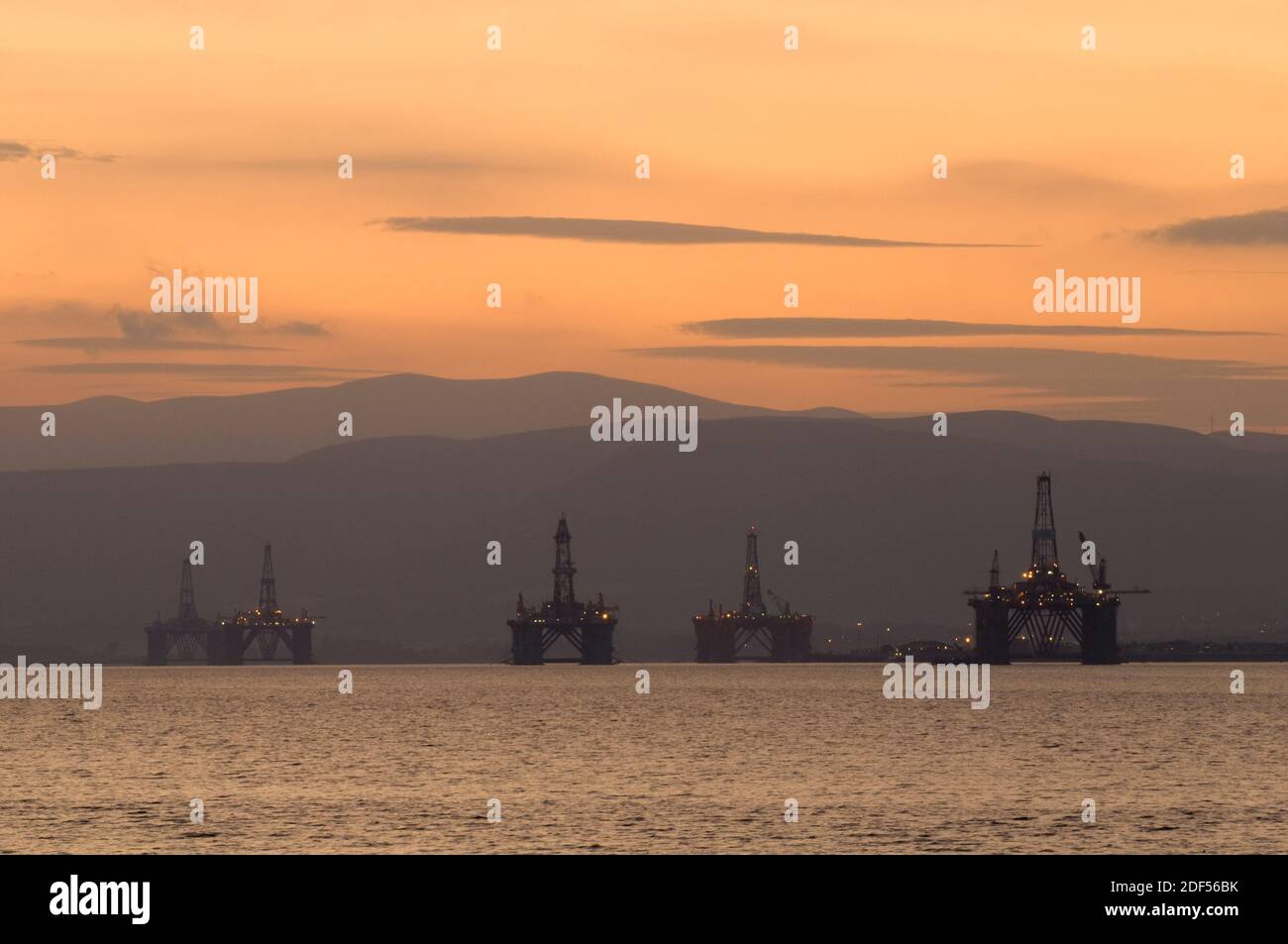 Piattaforme di perforazione petrolifera ormeggiate a Cromarty Firth, Scozia Foto Stock