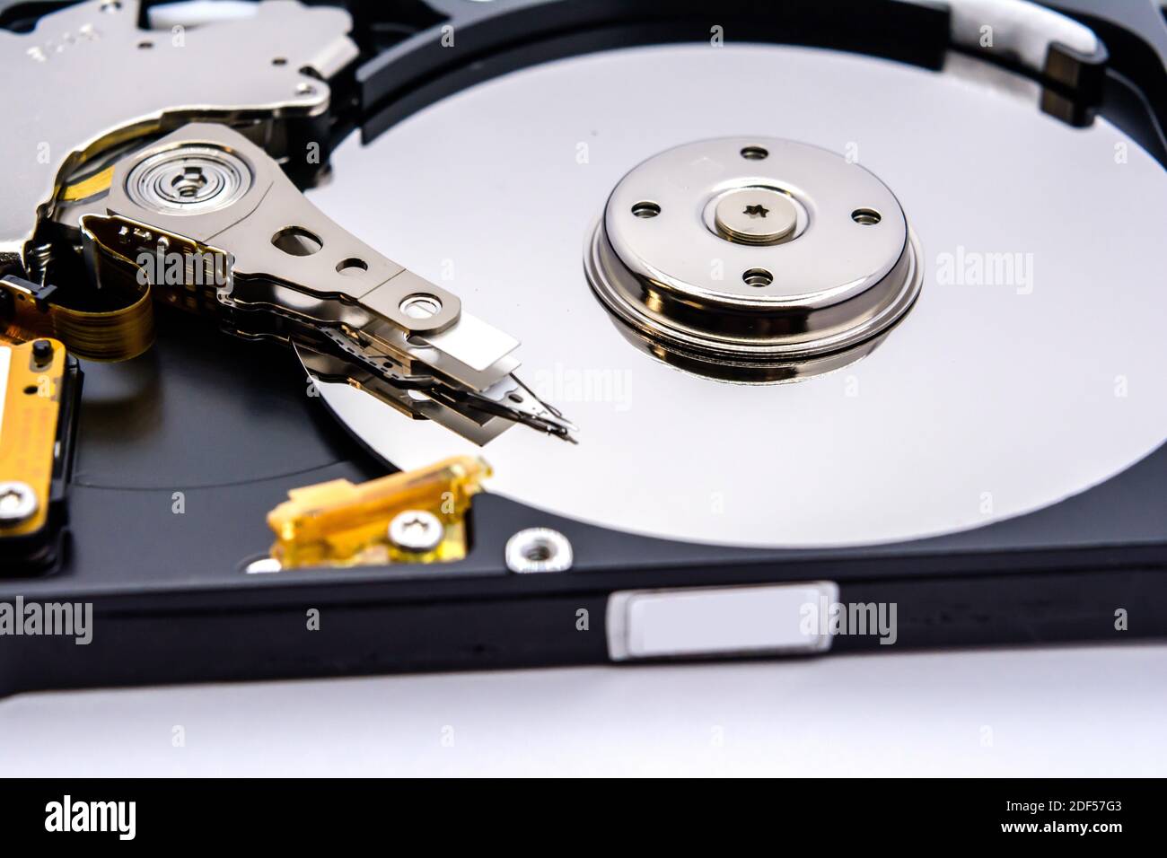 Parti interne di un disco rigido isolate su sfondo bianco. Primo piano della vista interna dell'unità disco rigido. Foto Stock
