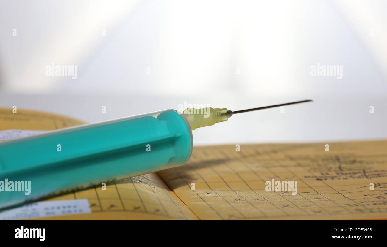 Immagine simbolo vaccino con scheda di vaccinazione e siringa Foto Stock