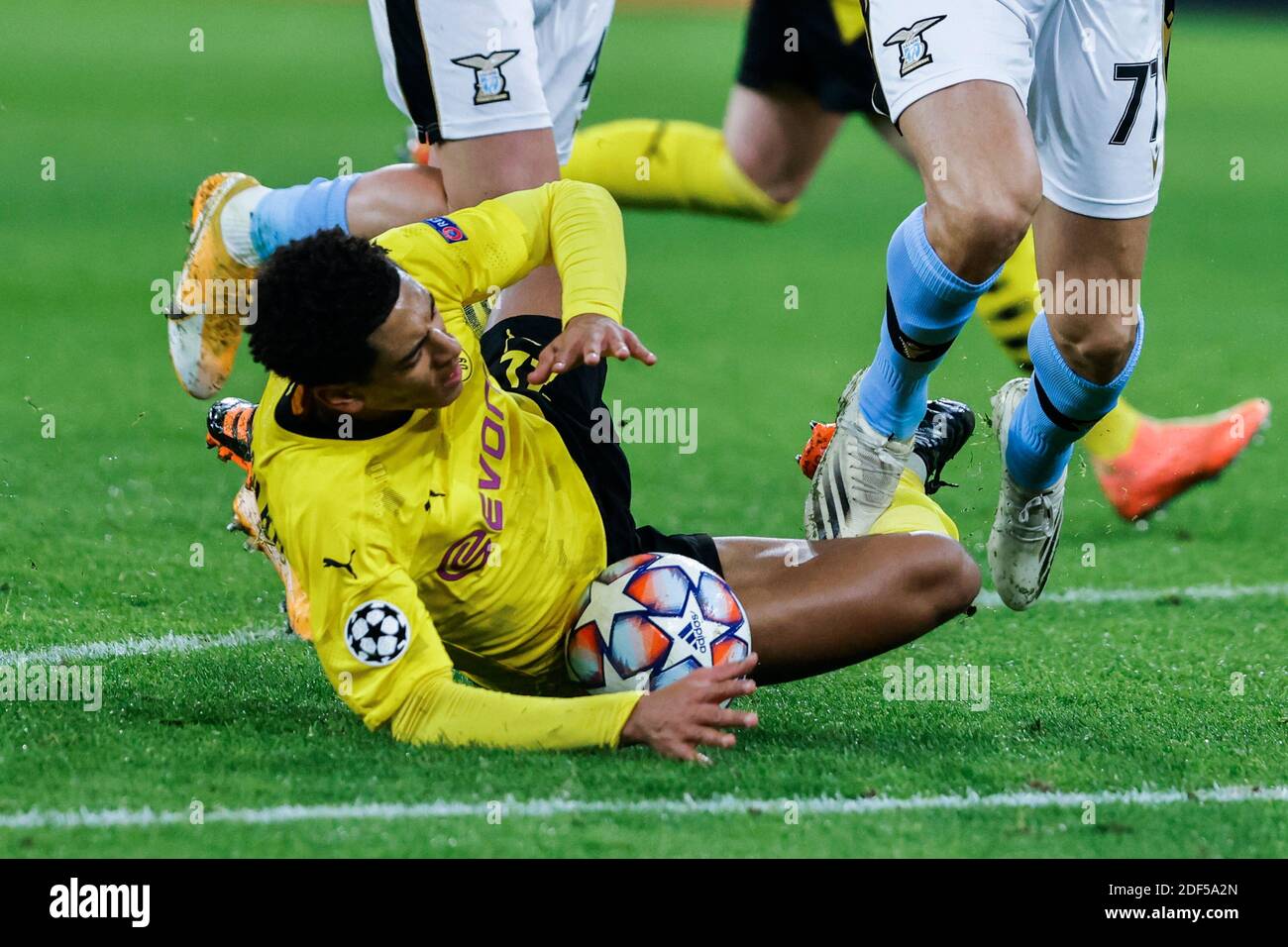 Dortmund, Signal-Iduna-Park, 02.12.20: Jude Bellingham (Dortmund) fällt zu Boden im Championsleague Spiel Borussia Dortmund contro Lazio Rom. Foto Stock