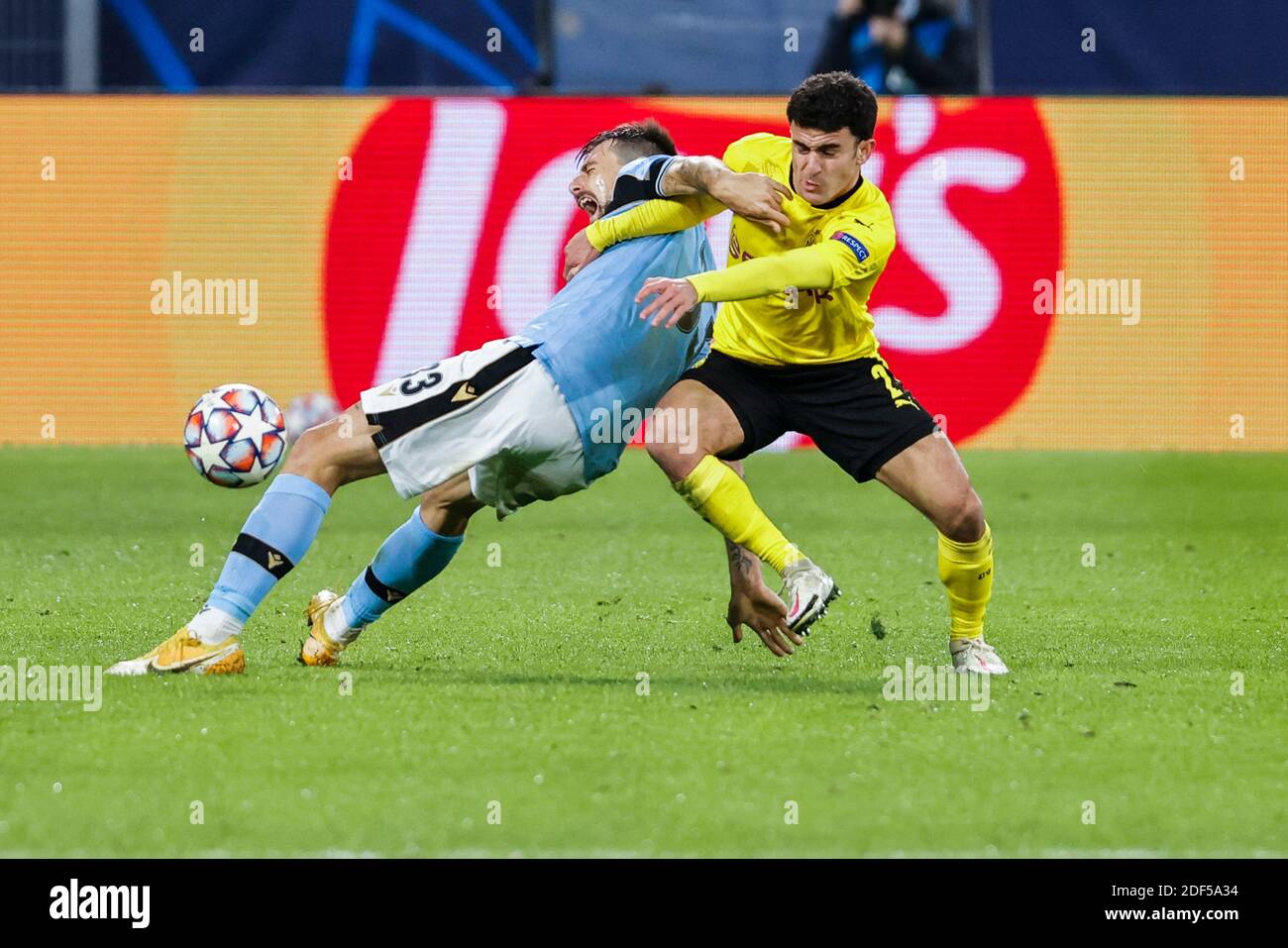 Dortmund, Signal-Iduna-Park, 02.12.20: Mateu Morey (Dortmund, re.) gegen Francesco Acerbi (Rom) im Championsleague Spiel Borussia Dortmund vs Lazio R. Foto Stock