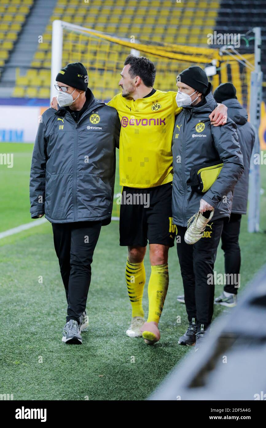 Dortmund, Signal-Iduna-Park, 02.12.20: Mats Hummels (Dortmund) verletzt sich am Fuß und muss das Spielfeld verlassen im Championsleague Spiel Borussia Foto Stock