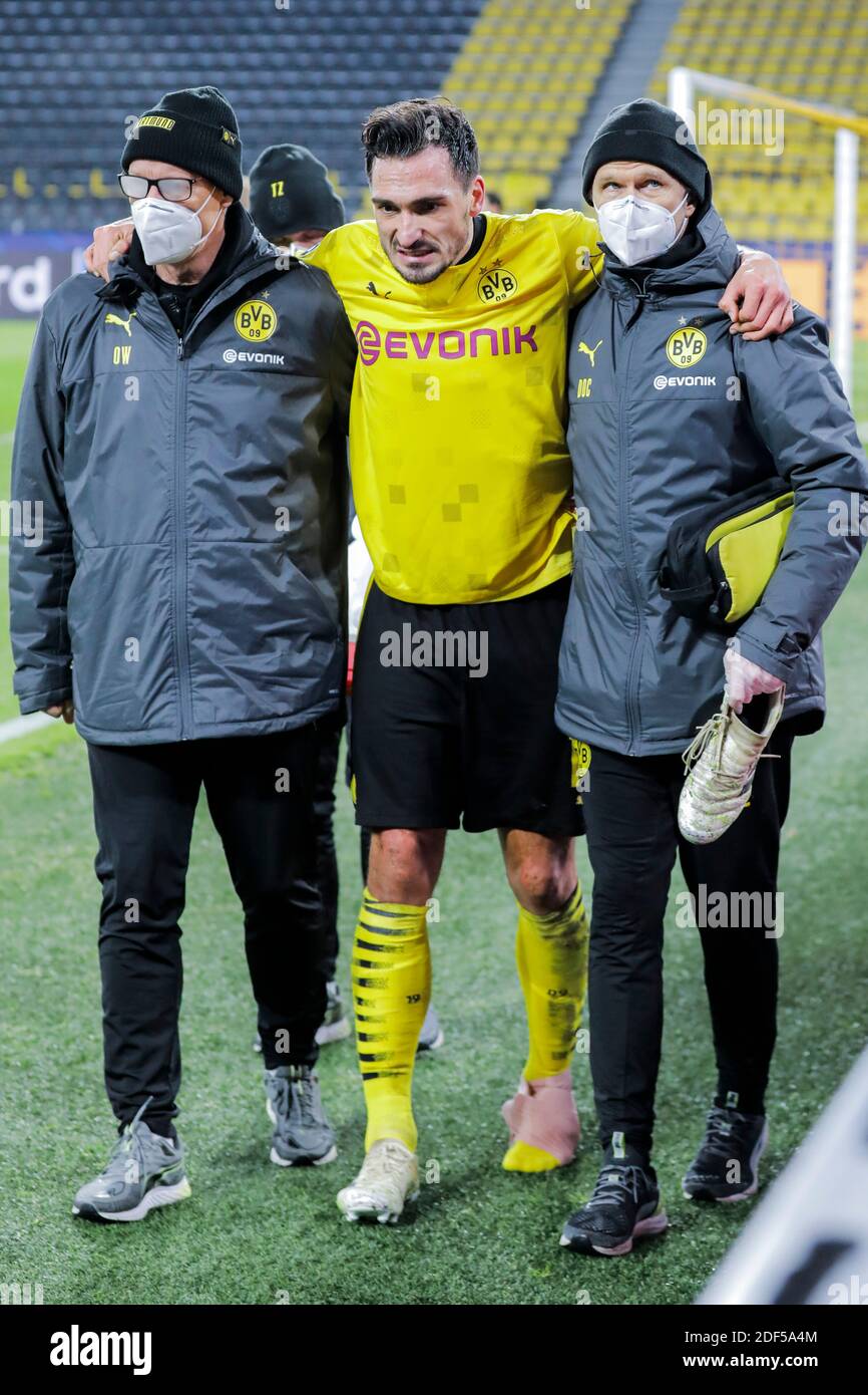 Dortmund, Signal-Iduna-Park, 02.12.20: Mats Hummels (Dortmund) verletzt sich am Fuß und muss das Spielfeld verlassen im Championsleague Spiel Borussia Foto Stock
