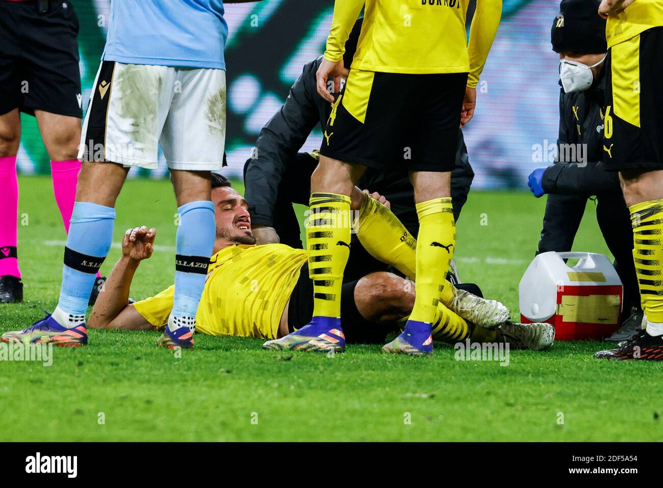 Dortmund, Signal-Iduna-Park, 02.12.20: Mats Hummels (Dortmund) verletzt sich im Zweikampf mit Ciro Immobile (Rom) und muss raus im Championsleague SPI Foto Stock